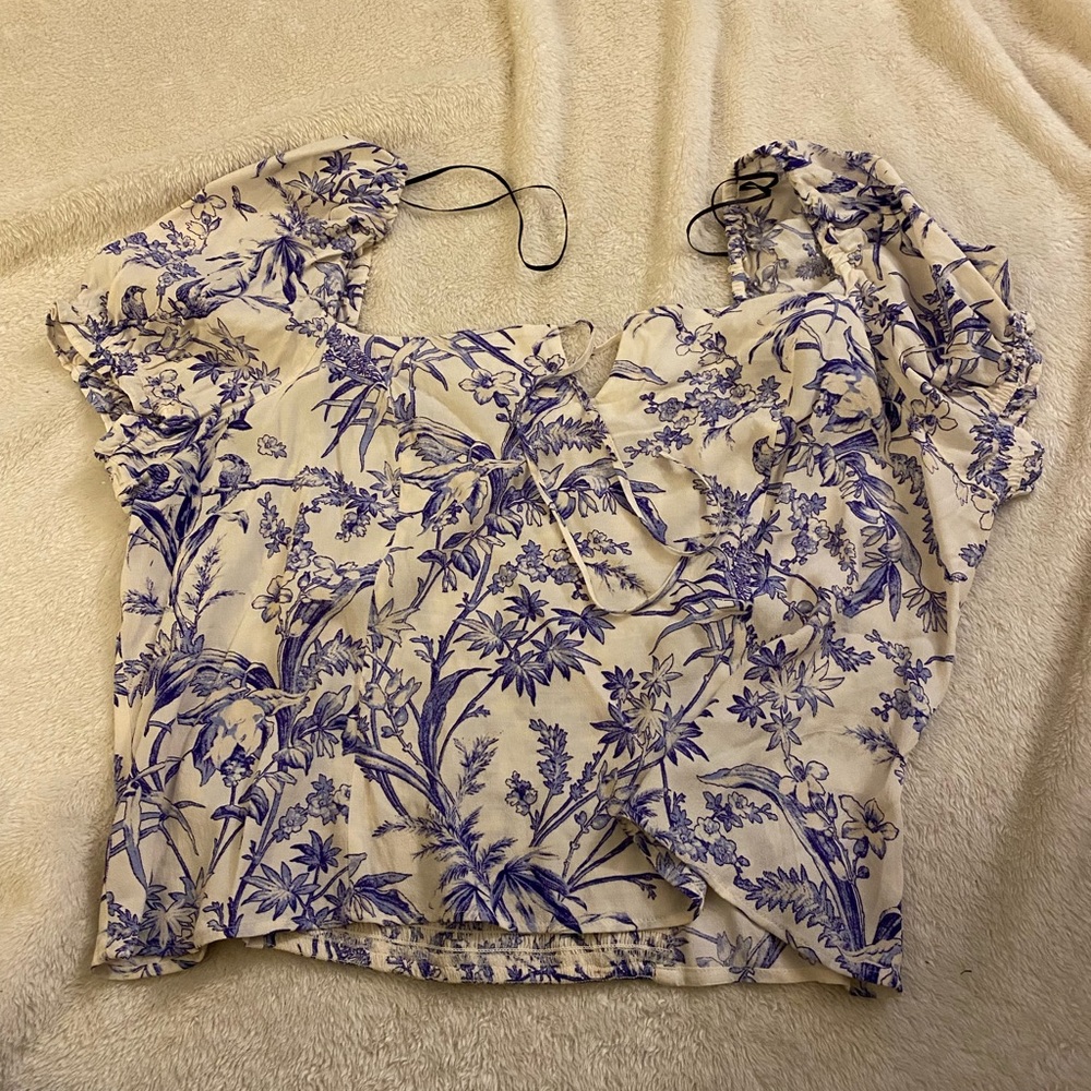 H&M blue and white floral sweetheart neckline shirt cropped